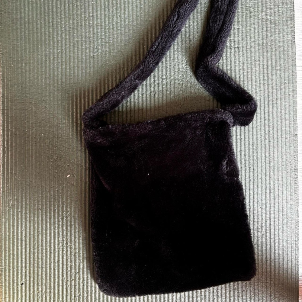 black crossbody purse